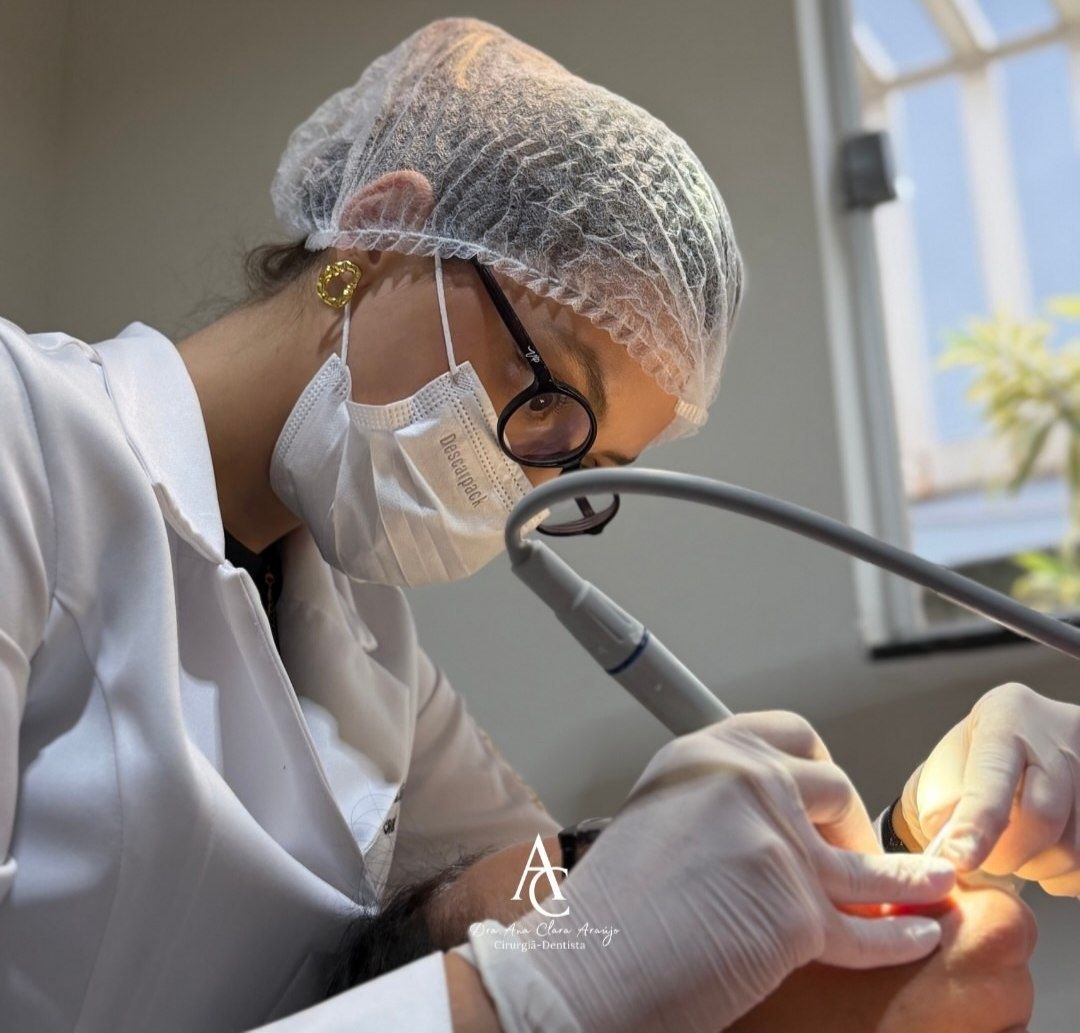 Ana Clara Araújo realizando um atendimento odontológico